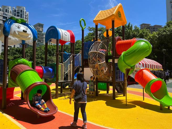 板桥庄敬公园增设游具，适合亲子共融。（王扬杰摄）