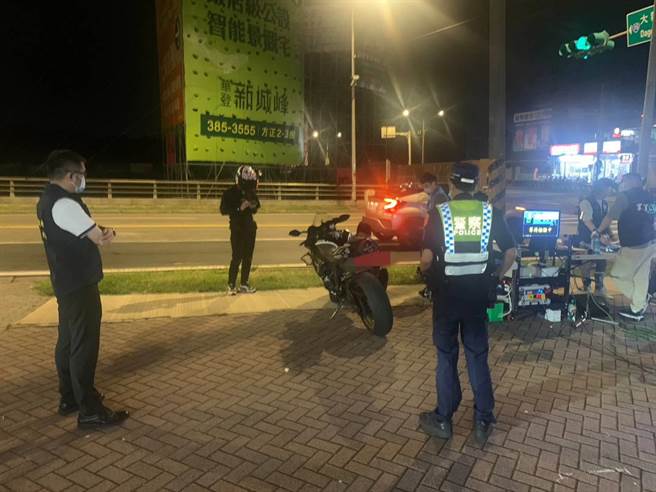 桃园市大园警方19日晚间在大观路拦查噪音超标车辆。（翻摄照片／蔡明亘桃园传真）