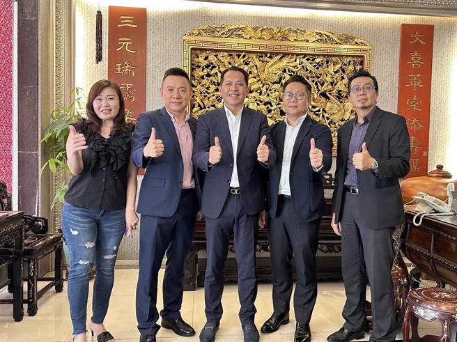 左起为六角国际执行副总王丽玉、王座国际总经理林子恒、董事长王耀辉、王座国际财务长林照峰、六角国际行政财务处副总李尚哲。（王座提供）