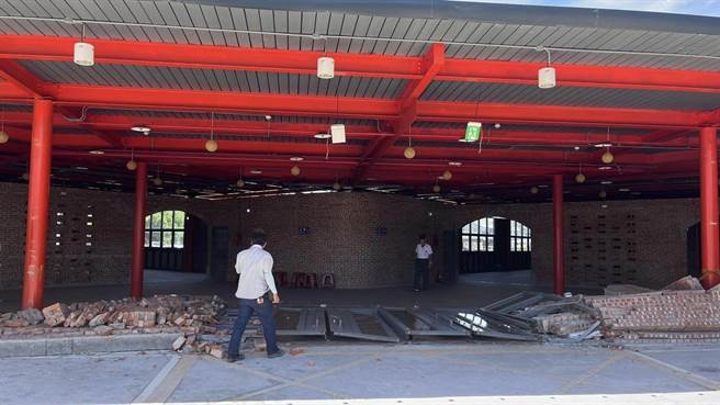 新北市金山中继市场从2021年12月完工至今尚未正式启用，结果在今(20)日发现门口的围墙竟突然倒塌。(黄敬文翻摄)