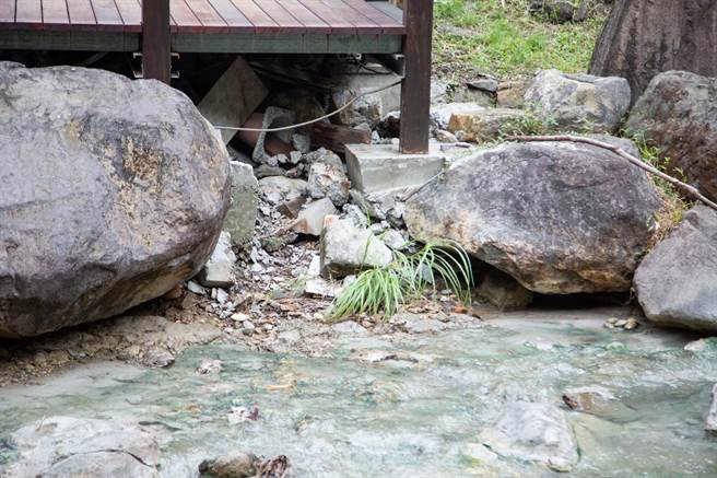 台北市议员陈怡君质疑，北市府对于北投石自然保留区疏于维护与规划，导致当地到处都是垃圾与丛生的杂草，「看在观光客及国人眼里简直是国际笑话。」（陈怡君办公室提供／丁上程台北传真）