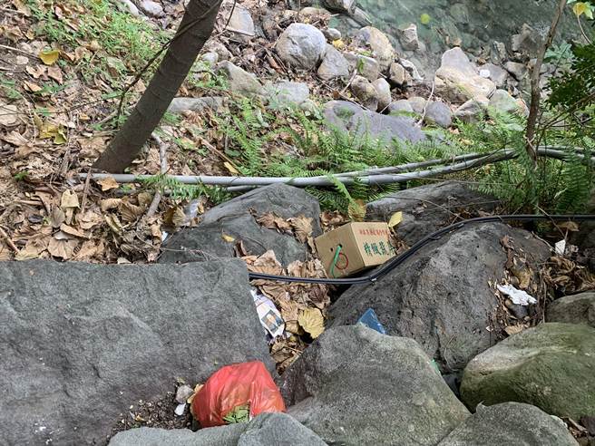 台北市议员陈怡君质疑，北市府对于北投石自然保留区疏于维护与规划，导致当地到处都是垃圾与丛生的杂草，「看在观光客及国人眼里简直是国际笑话。」（陈怡君办公室提供／丁上程台北传真）