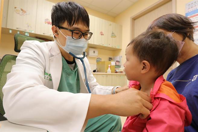 亚洲大学附属医院儿科主治医师陈剑韬建议，目前肺炎链球菌公费疫苗除了公费提供3剂外，有1剂目前採自费的方式于6个月大施打，建议家有5岁以下小朋友的家长考虑施打。（亚大附医提供／潘虹恩台中传真）