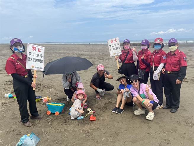 為宣導防溺，假日人潮較多或午後雷雨有溪水暴漲情形時，派出分隊成員及志工至危險水域宣導勸離戲水民眾。（新竹縣府提供／邱立雅竹縣傳真）