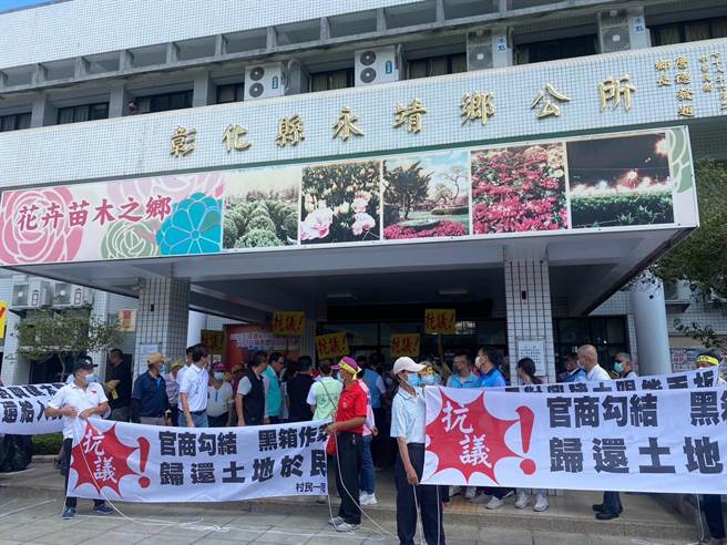 近百群眾到彰化永靖乡公所抗议，表达反对在第六公墓设置太阳能光电板的立场。（民眾提供／孙英哲彰化报导）