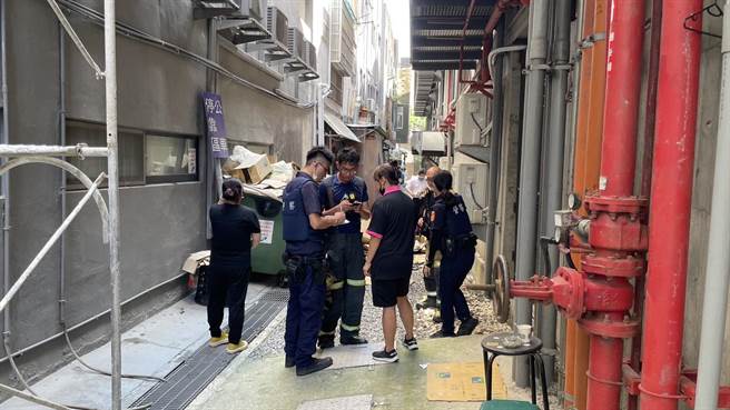 台东波浪屋今午间传纸箱起火，火势迅速扑灭，无人员伤亡，警消人员提醒业者尽速清除纸箱回收物，注意防火。（萧嘉蕙摄）