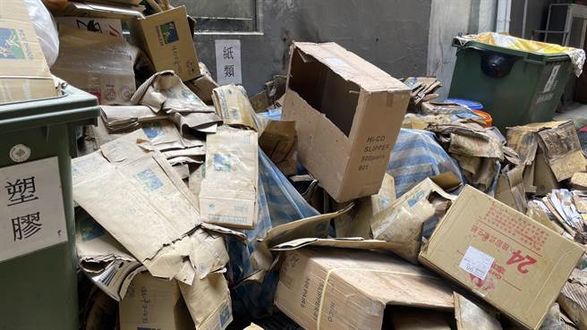 台东波浪屋防火巷内长期堆放纸箱，居民推测可能是最近高温炎热，或是有人乱丢菸蒂酿祸。（萧嘉蕙摄）