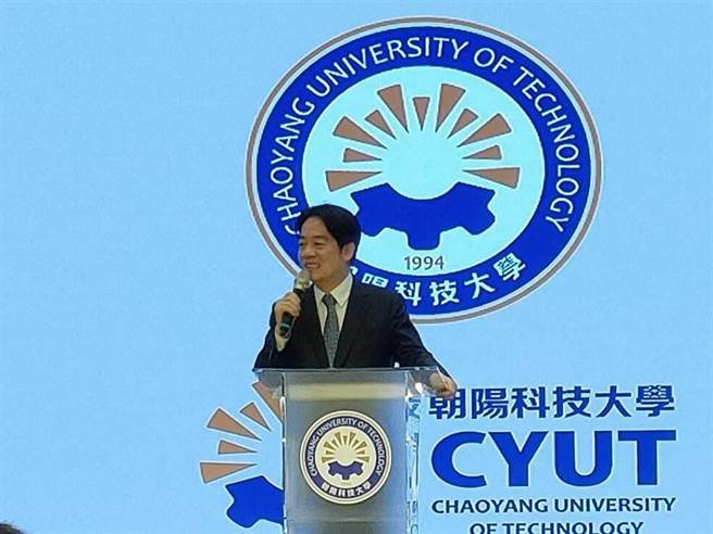 副总统赖清德20日应邀至朝阳科技大学为暑期志工服务队授旗，并于现场宣布未来将编列预算办理私校学费补贴至少2万5000元以上，以缩减公、私立大学学费落差。（潘虹恩摄）