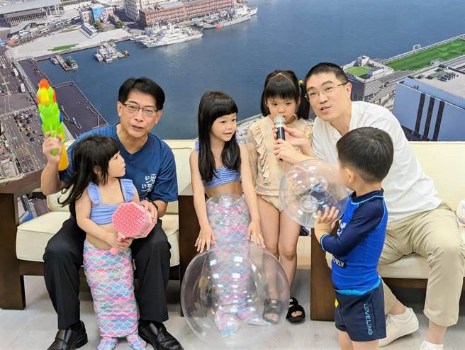 基隆市将自7月1日起举办亲水季，基隆市长谢国梁（右1）与暖暖区长陈儒东（左1）呼吁民眾带着家中小朋友一起到暖暖亲水公园同乐。（张志康摄）