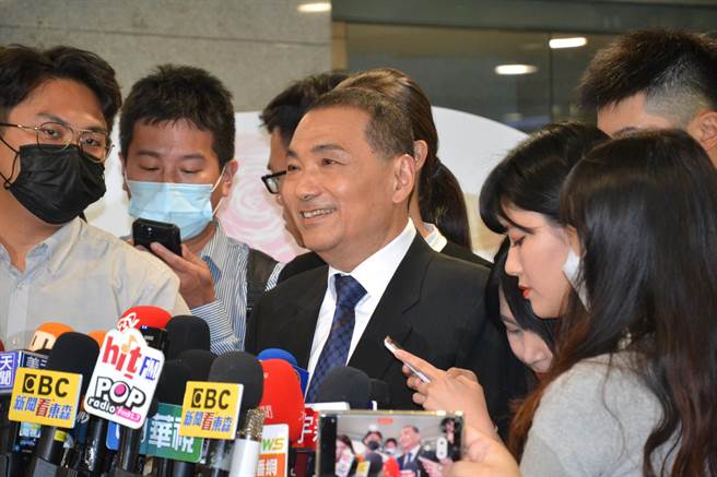 《台湾民意基金会》今日公布最新2024总统大选民调，国民党参选人侯友宜暂排第三。对此，侯友宜回应，自己有自己的步调，仍在衝刺努力中。（蔡雯如摄）