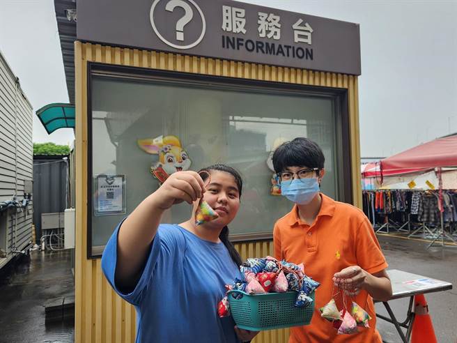 为迎接一年一度的端午佳节，新北市政府高滩地工程管理处与重新市集委外厂商，特地在端午节当日，于三重重新桥下观光市集举办「庆端午送香包」活动。(黄敬文翻摄)