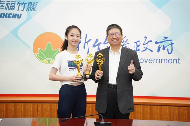 14歲國中生盧姸秀（左）赴韓參加首爾國際肚皮舞節奪3冠軍1亞軍，20日接受新竹縣長楊文科表揚。（新竹縣府提供／邱立雅竹縣傳真）