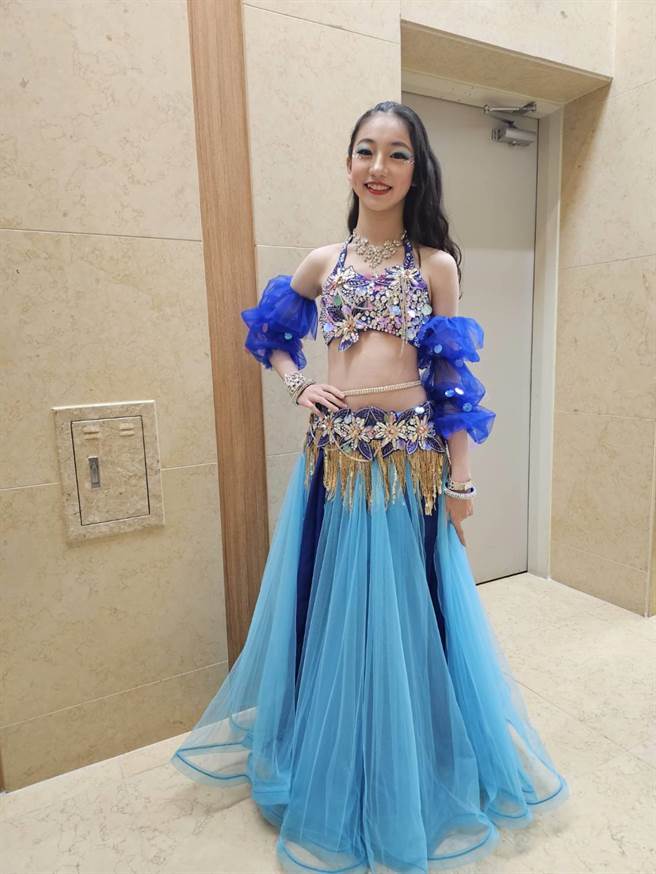 國中生盧姸秀從小苦練學肚皮舞，近日赴韓參加首爾國際肚皮舞節奪得3冠軍1亞軍殊榮。（新竹縣府提供／邱立雅竹縣傳真）