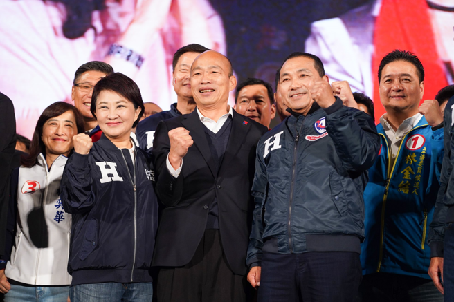 徐巧芯呼吁，侯友宜（右2）应该马上找韩国瑜 （左2），巩固蓝营票。（图取自韩国瑜脸书）