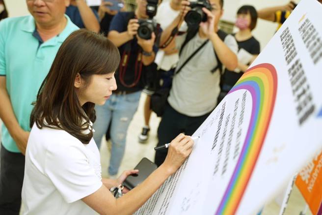 许淑华表示，希望性别平权的意识能从议会更加被重视，并一起努力打造更平等友善的首都城市。（图 / 取自许淑华脸书）