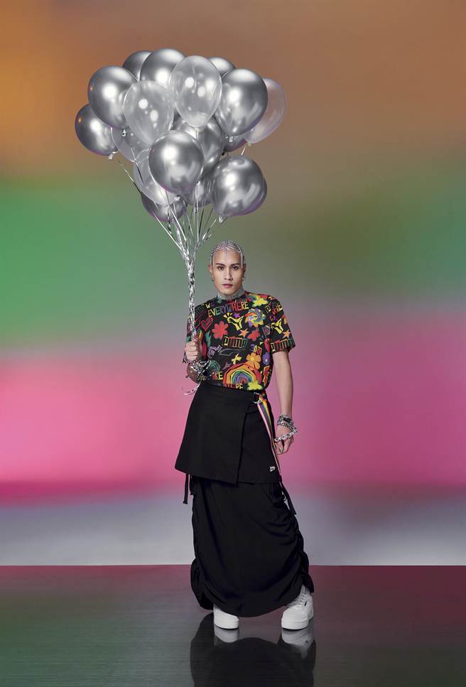 藝人黃宣演繹PUMA Pride Pack系列，讓裝束跳脫男女外在條件束縛展現自我魅力。流行系列WAE印花短袖T恤1580元、流行系列WAE短裙2280元、流行系列HuoYao工裝長褲 3580元、鞋款CA Pro Canvas 2880元。（PUMA提供）