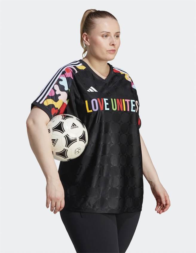 adidas PRIDE PRE-MATCH JERSEY，60美元。（摘自adidas官網）