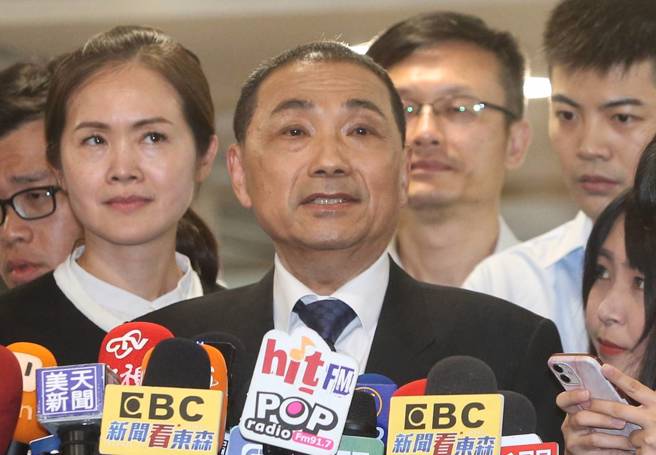 新北市长侯友宜（前）20日出席「111学年度毕业生市长奖颁奖典礼」，开始前接受媒体访问。（赵双杰摄）