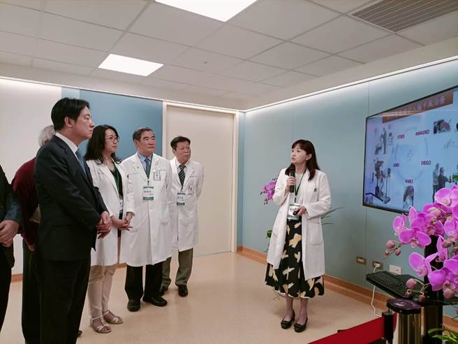 中山醫學大學附設醫院「智能復健中心」20日揭牌，副總統賴清德聽取簡報。（陳淑娥攝）