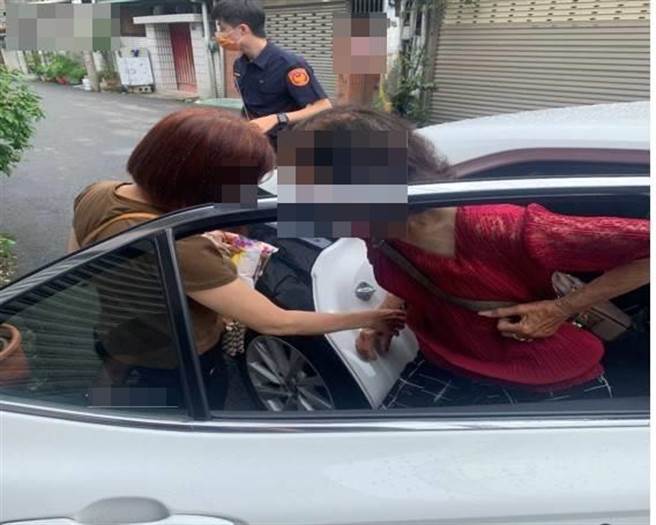 外籍看护带失智雇主出门迷路，暖警助两人返家，看护感动得哭了。（警方提供／陈淑芬台中传真）