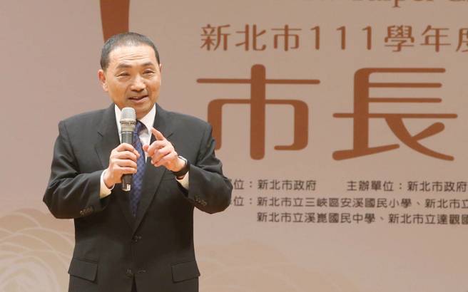 新北市长侯友宜（见图）20日出席「111学年度毕业生市长奖颁奖典礼」致词。（赵双杰摄）