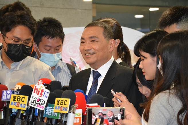 行政院副院長鄭文燦今受訪批國民黨總統參選人侯友宜「新北市過去卡核廢料，現在說要延役是矛盾的。」對此，侯回應，這是中央權責，中央要負責。（蔡雯如攝）