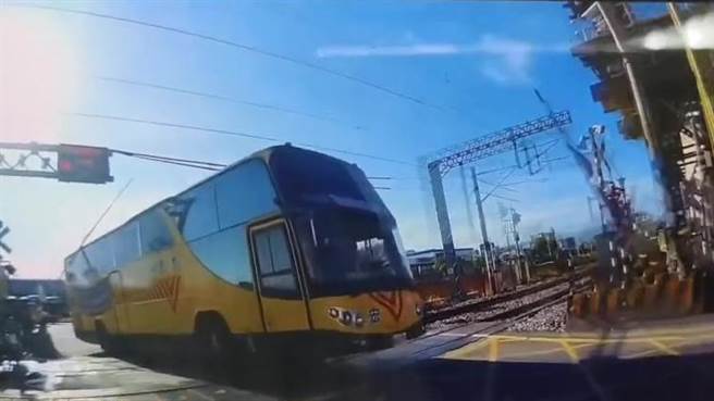 嘉义市某学校校车右转硬闯平交道。（廖素慧翻摄）