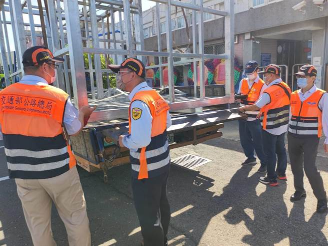 新竹市監理站20日與新竹市警察局交通隊、新竹市環保局、公路總局第一區養護工程處新竹工務段等合作，在西濱公路新竹段設置大型車輛攔停檢查點。（新竹市監理站提供／王惠慧新竹傳真）