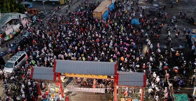 南投县府指出，崇越杯武岭自行车挑战赛约1200人参加，从埔里城假日观光夜市出发往武岭合欢山。（翻摄桃园市铁人运动协会脸书／杨静茹南投传真）