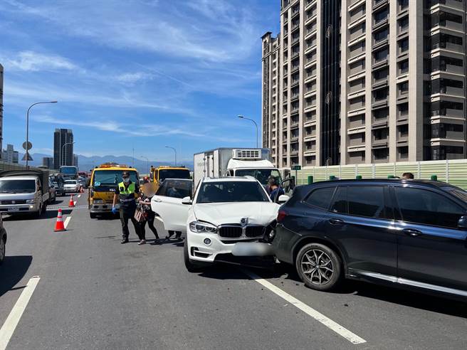 新莊台65快速道路今日上午發生4車追撞事故。現場追撞的4部車輛中，有3部是俗稱寶馬的BMW轎車。（警方提供）