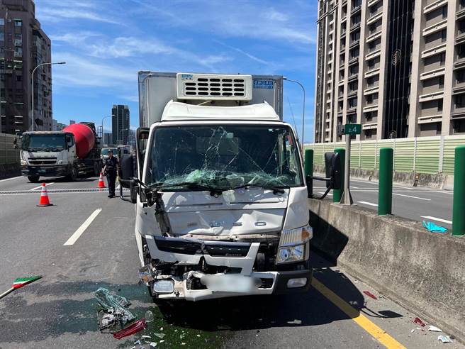 吳男駕駛的自小客車追撞前方的BMW轎車，造成車頭凹陷毀損。（警方提供）