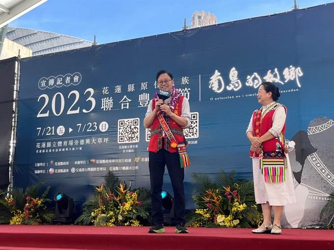 桃園市長張善政（左）、花蓮縣長徐榛蔚（右）同台宣傳2023原住民族聯合豐年節。（陳夢茹攝）