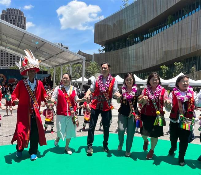 花蓮縣長徐榛蔚（左二）、桃園市長張善政（左三）與原住民一起跳舞。（陳夢茹攝）