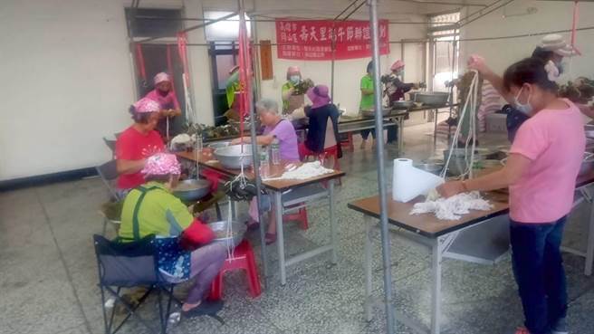 端午节将至，高雄市冈山区寿天里长庄証州号召街坊邻居，一起包1万颗粽子，准备发放给里民。（庄証州提供／林瑞益高雄传真）