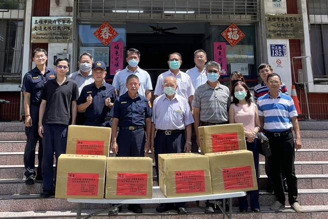 端午节将至，大高雄警察之友会仁武办事处于6月20日到仁武警分局送粽子，感谢警察平日的付出。（警方提供／林瑞益高雄传真）