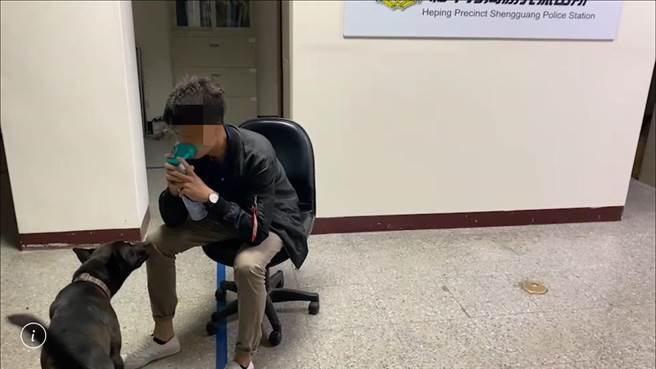 陈姓男子行经和平区武陵路，疑因舟车劳顿加上较高海拔致呼吸困难，警方提供氧气瓶解危。（警方提供）