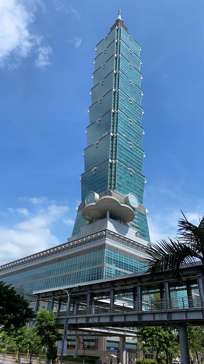 瑞士洛桑管理学院（IMD）今公布「2023年 IMD 世界竞争力年报」，台湾在64个受评比国家中排名第6名， 经济表现却滑落至第20名。(洪凯音摄)