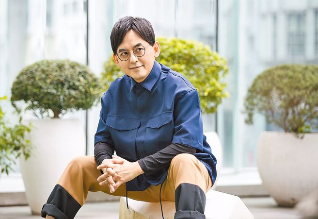 一名女網友今在路上發現，連鎖眼鏡行掛在店門口的布條，黃子佼的臉疑似被店家剪下。（圖／示意圖，本報資料照）