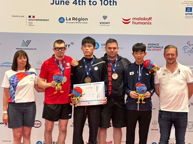 陈柏谚（左3）获Virtus 2023世界运动会桌球男子单打金牌。（中华帕拉林匹克总会提供）