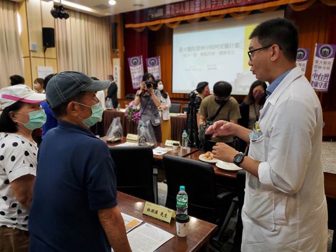 一名长者询问台大云林分院阿波罗计画主持人神经部主任张楷杰（右）关于吃蛋问题。（周丽兰摄）