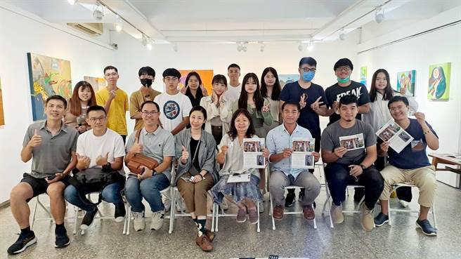 高雄大学师生日前到北高雄推广地方创生，产学代表合影。（高雄大学提供／林瑞益高雄传真）