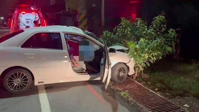 白色轿车通过弯道后自撞路旁电线杆。（民眾提供／孙英哲彰化传真）