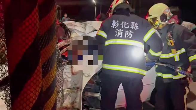 消防员抢救受困驾驶座的驾驶。（民眾提供／孙英哲彰化传真）