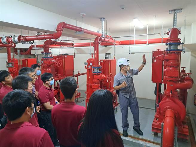 高楼火警仰赖建筑消防设备，桃市圳顶分队实地勘察。(消防局提供／吕筱蝉桃园传真)