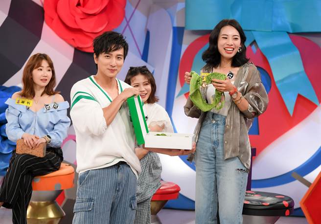 内内（右）开心收到改运的绿色比基尼。（三立提供）