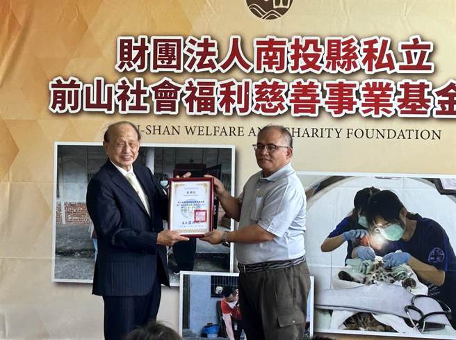 前山基金会捐赠携带式加压舱、高压制氧机及自动甦醒器等设施，盼抛砖引玉提升高山医疗。（竹山秀传提供／杨静茹南投传真）