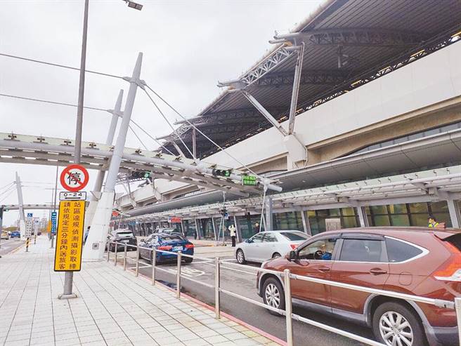 乌日警分局指出，高铁台中站1、2楼接、送旅客区域执行科技执法，利用AI摄影机全天候自动侦测违规行为，是开单热点，提醒民眾2楼为下客专用，1楼则为载客专用，採「人等车」，禁止车辆临停等候旅客。（本报资料照）