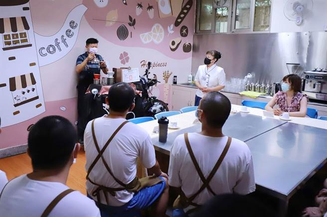 新竹監獄為讓受刑人在未來復歸社會時，能有專業技能，近日與佛教慈濟慈善基金會合作辦理「手沖咖啡技能訓練班」。（新竹監獄提供／陳育賢新竹傳真）