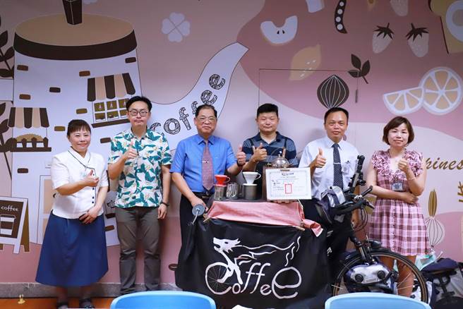 新竹監獄為讓受刑人在未來復歸社會時，能有專業技能，近日與佛教慈濟慈善基金會合作辦理「手沖咖啡技能訓練班」。（新竹監獄提供／陳育賢新竹傳真）