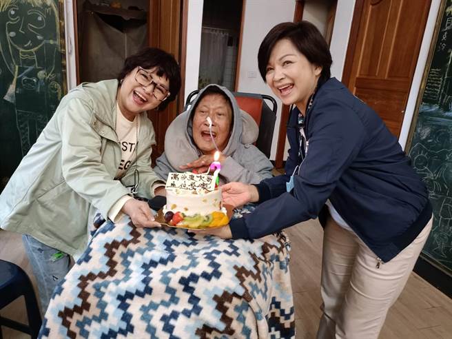 纪宝如（左）、杨贵媚（右）先前才到台东替万沙浪庆祝生日。（台湾优质生命协会提供）